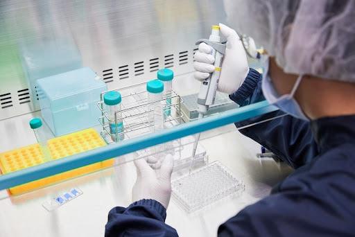 본문 이미지 - 툴젠 연구원이 분석 작업을 하고 있다.(툴젠 제공)/뉴스1