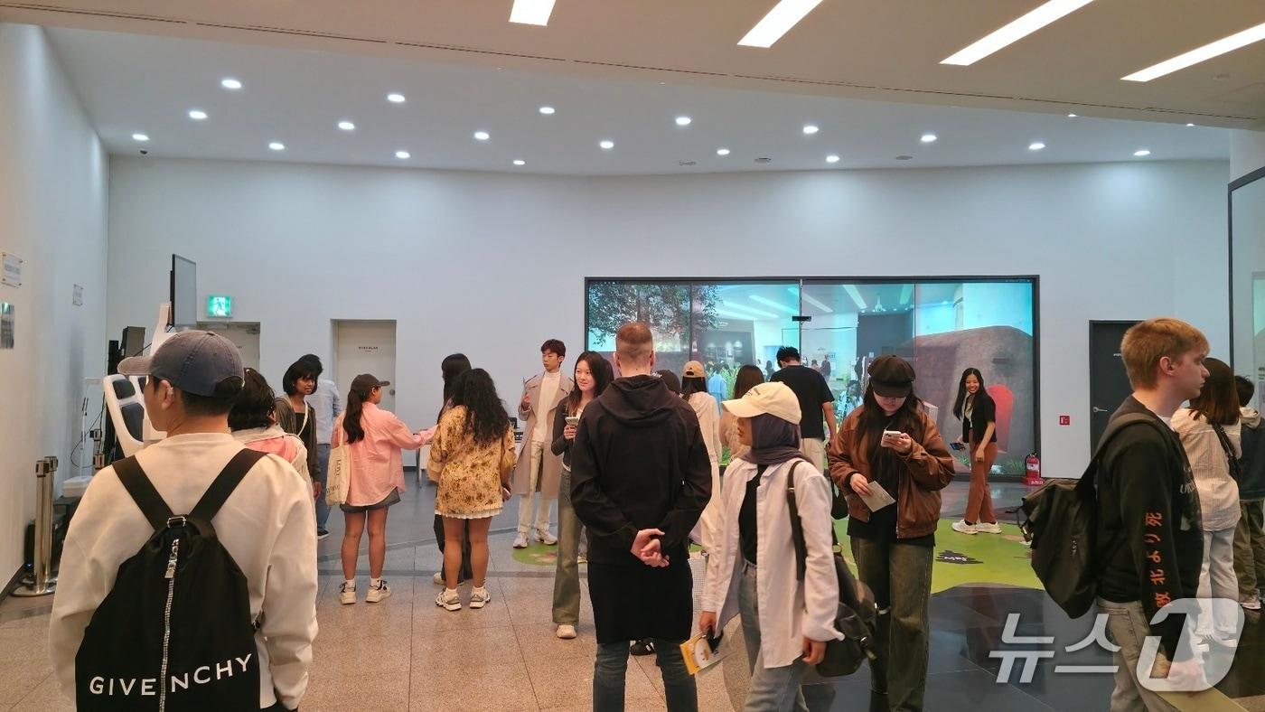 김해 대성동고분박물관을 찾은 외국인 관광객.(김해시 제공. 재판매 및 DB금지)