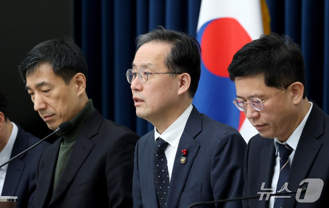 이형일 재정경제부 1차관(가운데)이 지난 5일 세종시 정부세종청사 중앙동에서 관련부처와 함께 2026년 경제성장전략 내용을 발표하고 있다. 2026.1.9/뉴스1 ⓒ News1 김기남 기자