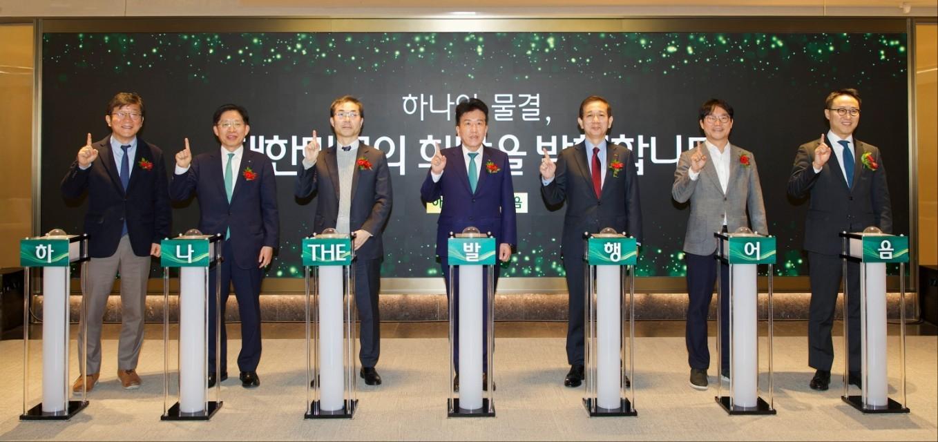 본문 이미지 - (왼쪽부터) 이병선 제주창조경제혁신센터 대표, 강성묵 하나증권 대표이사, 류해일 손님 대표, 함영주 하나금융그룹 회장, 황성엽 금융투자협회장, 이용관 블루포인트파트너스 대표, 유승운 스톤브릿지벤처스 대표가 8일 THE 센터필드 W에서 열린 '하나 THE 발행어음' 상품 출시 기념행사에서 기념촬영을 하고 있다. (하나증권 제공)