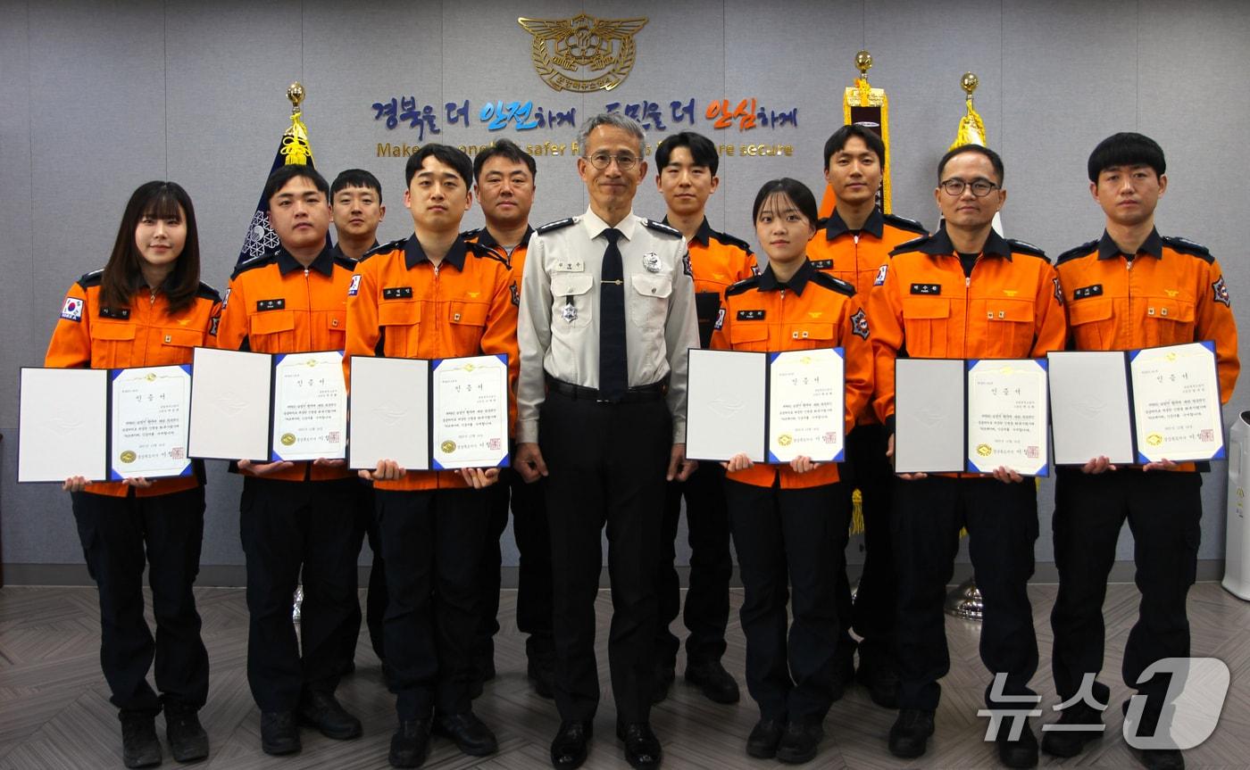 경북 포항북부소방서 소방관 17명이 심정지 환자를 심페소생술(CPR)로 구한 공로로 표창장과 하트세이버 배지를 받았다.(포항북부소방서 제공, 재판매 및 DB금지) 2026.1.8/뉴스1 