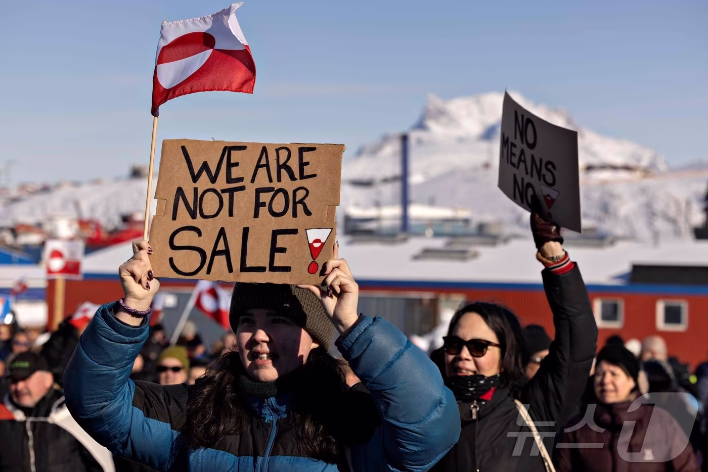 그린란드의 반 트럼프 시위. 한 참가자가 '우리는 판매용이 아니다'라는 문구가 적힌 종이를 들고 있다. 2025.03.15. ⓒ AFP=뉴스1 ⓒ News1 이지예 객원기자