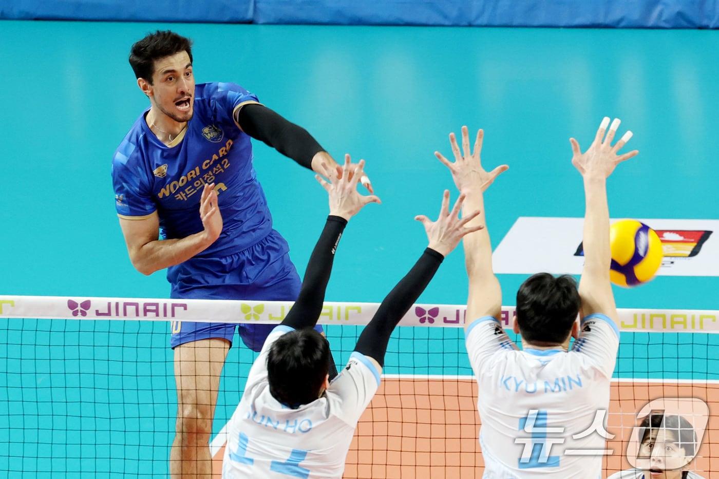 본문 이미지 - 8일 오후 서울 장충체육관에서 열린 프로배구 진에어 2025-2026 V리그 남자부 우리카드와 대한항공의 경기에서 우리카드 아라우조가 스파이크를 하고 있다. 2026.1.8 ⓒ 뉴스1 이광호 기자