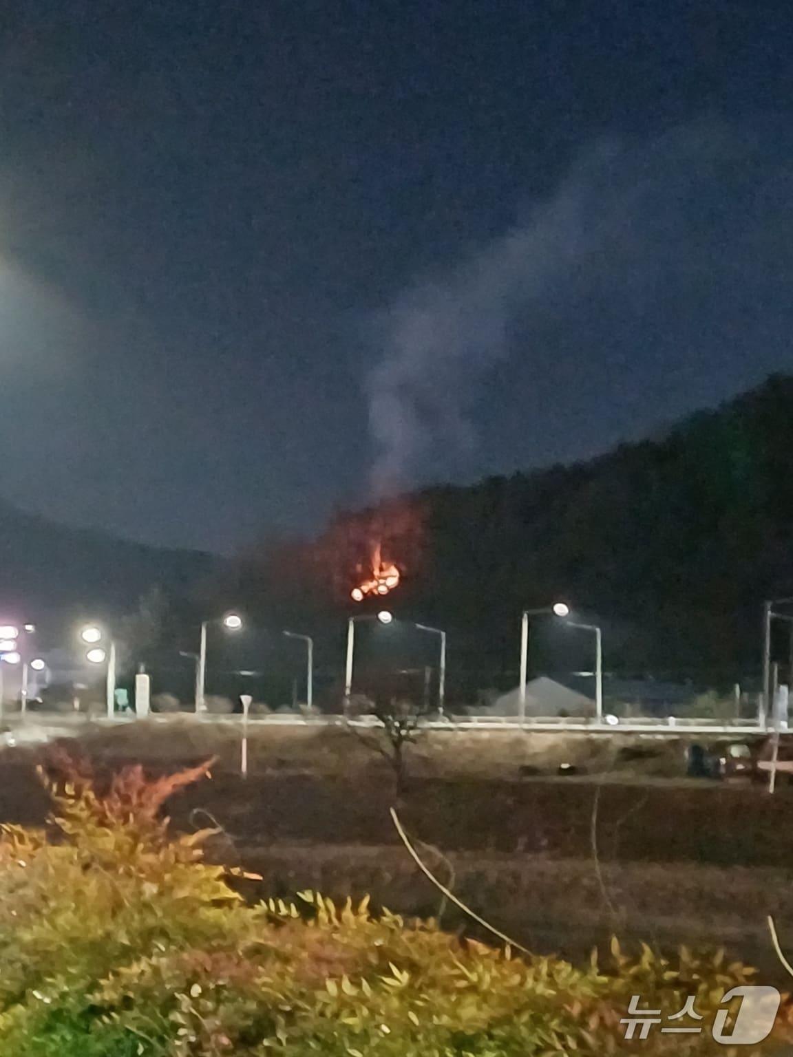 본문 이미지 - 8일 오후 7시 58분쯤 경북 성주군 성주읍 성산리 야산에서 불이 났다.(산림청 제공. 재판매 및 DB 금지)2026.1.8/뉴스1