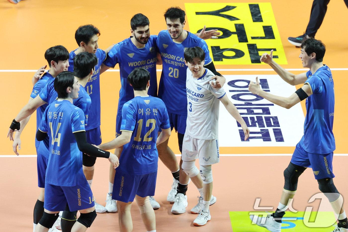 8일 오후 서울 장충체육관에서 열린 프로배구 진에어 2025-2026 V리그 남자부 우리카드와 대한항공의 경기에서 세트스코어 3대 0으로 승리한 우리카드 선수들이 기쁨을 나누고 있다. 2026.1.8/뉴스1 ⓒ News1 이광호 기자