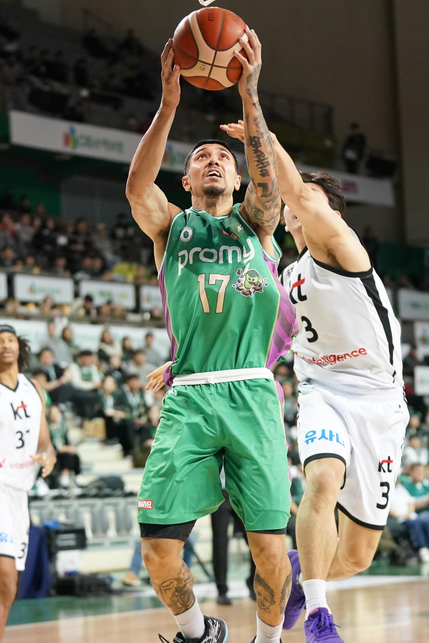 본문 이미지 - 프로농구 DB 알바노가 8일 KT와 경기에서 슛을 쏘고 있다.(KBL 제공)