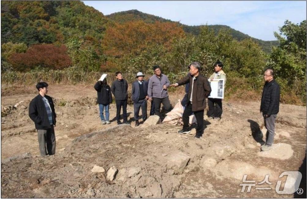 본문 이미지 - 지난해 11월 안국사지 시굴조사 학술자문회의 현장 모습.(포항시제공,재판매 및 DB금지) 2026.1.8/뉴스1