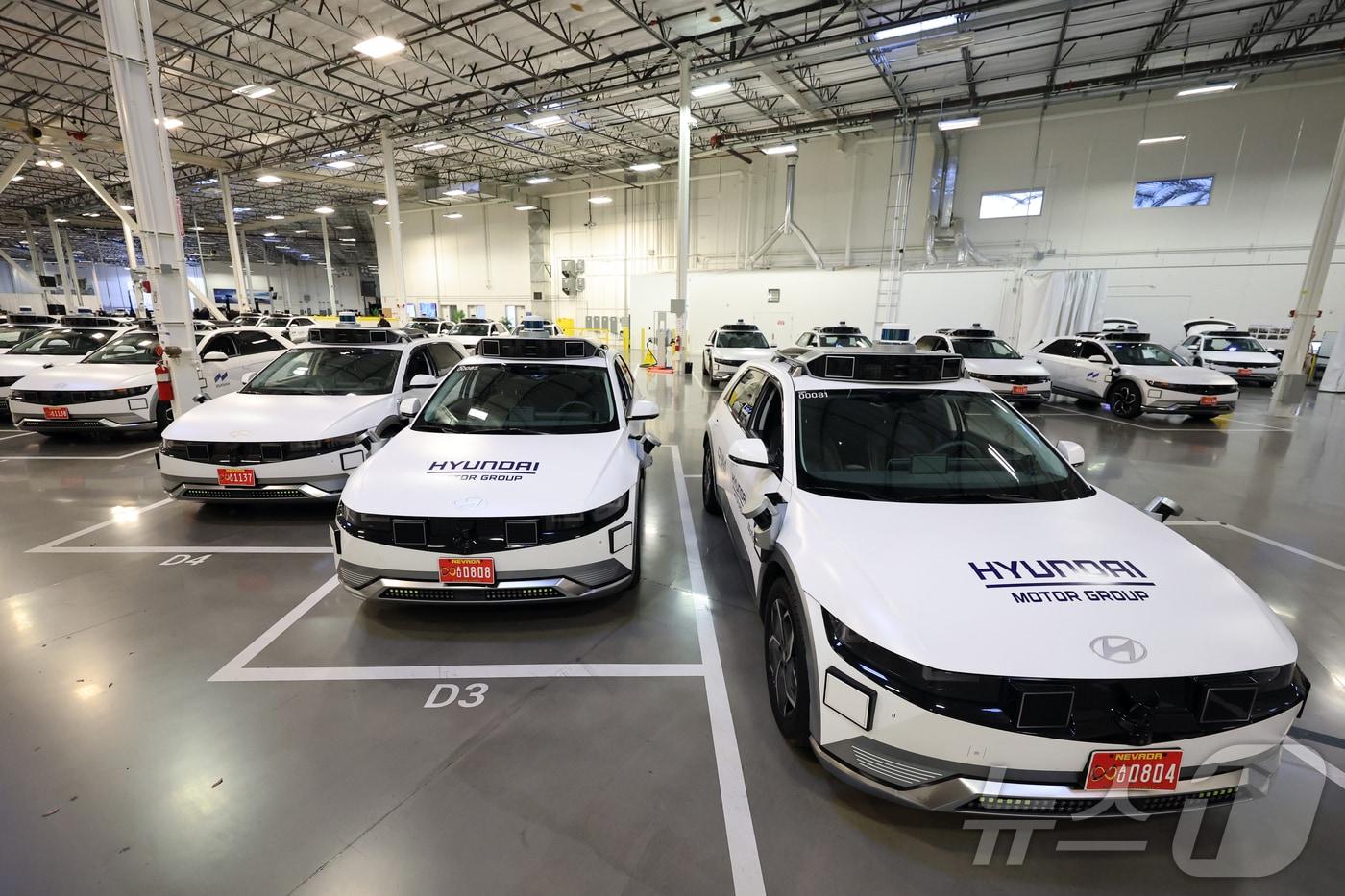 본문 이미지 - 8일(현지시간) 미국 네바다주 라스베이거스 모셔널테크니컬센터에 현대차 그룹과 모셔널이 함께 개발한 아이오닉 5 기반 '로보택시'가 주차돼 있다. 2026.1.12 ⓒ 뉴스1 황기선 기자