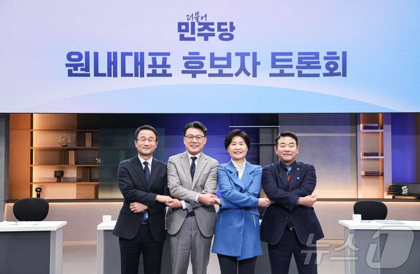 한병도(왼쪽부터)·진성준·백혜련·박정 더불어민주당 원내대표 후보가 8일 오후 서울 마포구 상암동 JTBC에서 토론회 시작에 앞서 기념촬영을 하고 있다. 2026.1.9/뉴스1 ⓒ News1 국회사진기자단