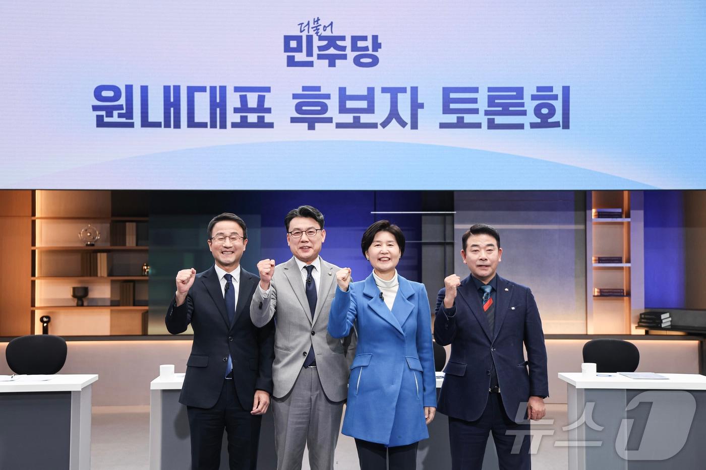 한병도(왼쪽부터)·진성준·백혜련·박정 더불어민주당 원내대표 후보가 지난 8일 오후 서울 마포구 상암동 JTBC에서 토론회 시작에 앞서 기념촬영을 하고 있다. 2026.1.9/뉴스1 ⓒ News1 국회사진기자단