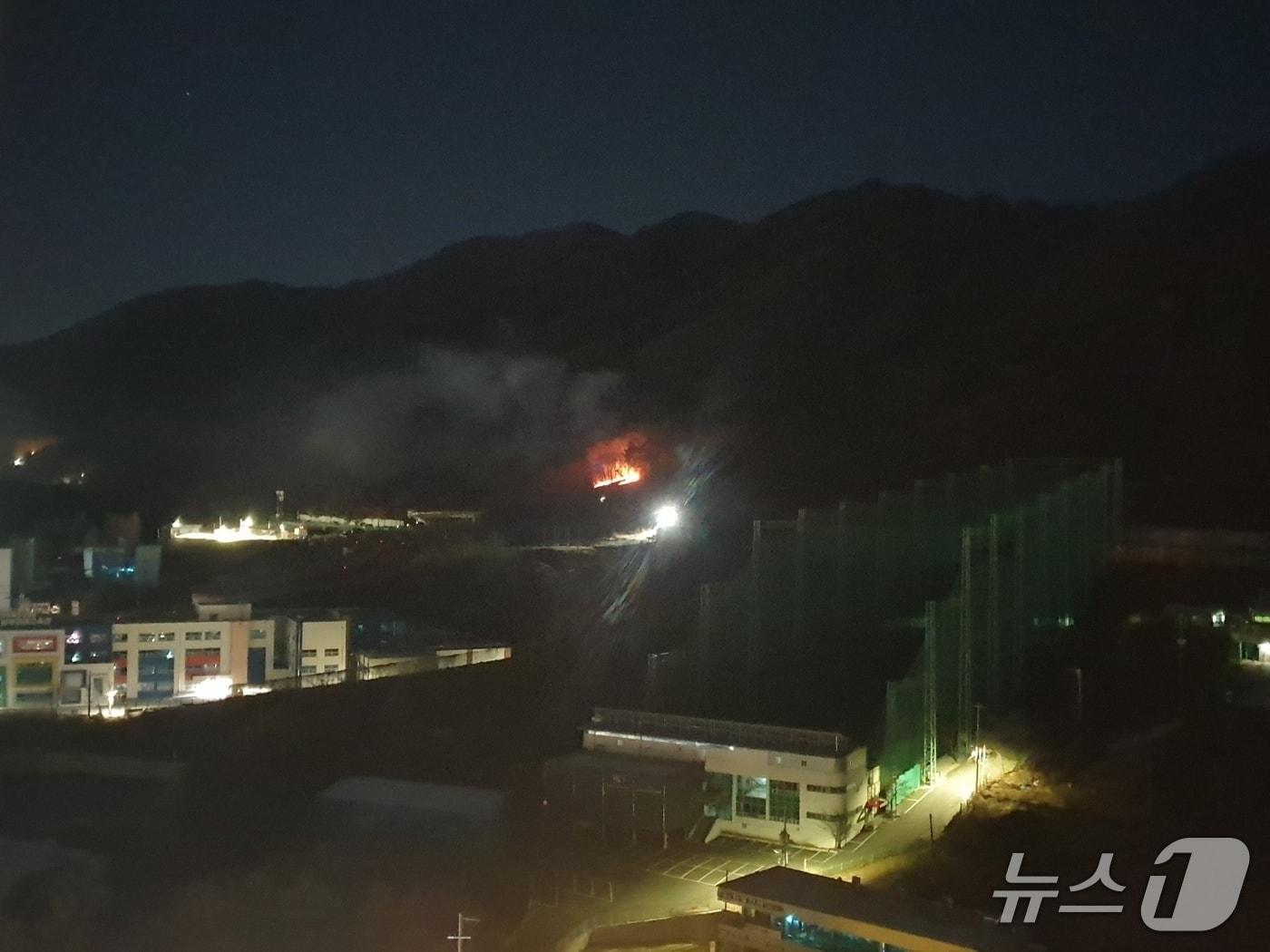 본문 이미지 - 9일 오전 5시 2분쯤 경북 경산시 옥산동 야산에서 불이나 산림 당국이 진화하고 있다.(산림청 제공. 재판매 및 DB 금지)2026.1.9/뉴스1