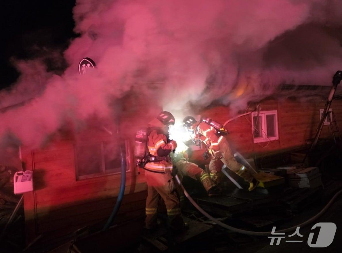본문 이미지 - 8일 오후 9시 25분쯤 경북 김천시 덕곡동 한 단독주택에서 불이나 소방 당국이 진화하고 있다.(경북소방본부 제공. 재판매 및 DB 금지)2026.1.9/뉴스1