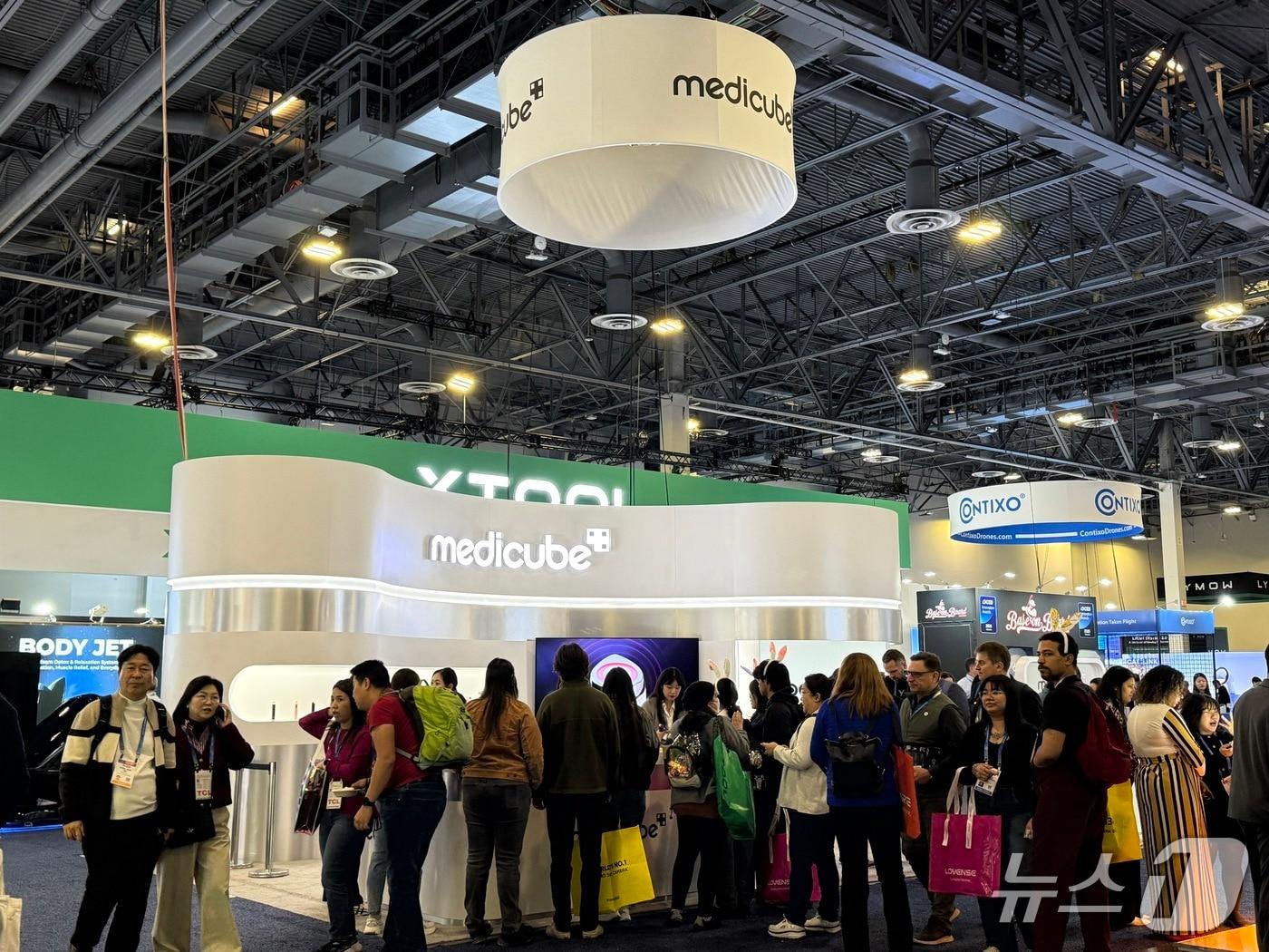 본문 이미지 - 미국 라스베이거스에서 열린 CES 2026 에이피알 부스 모습 2026.1.8 ⓒ뉴스1 이정후 기자