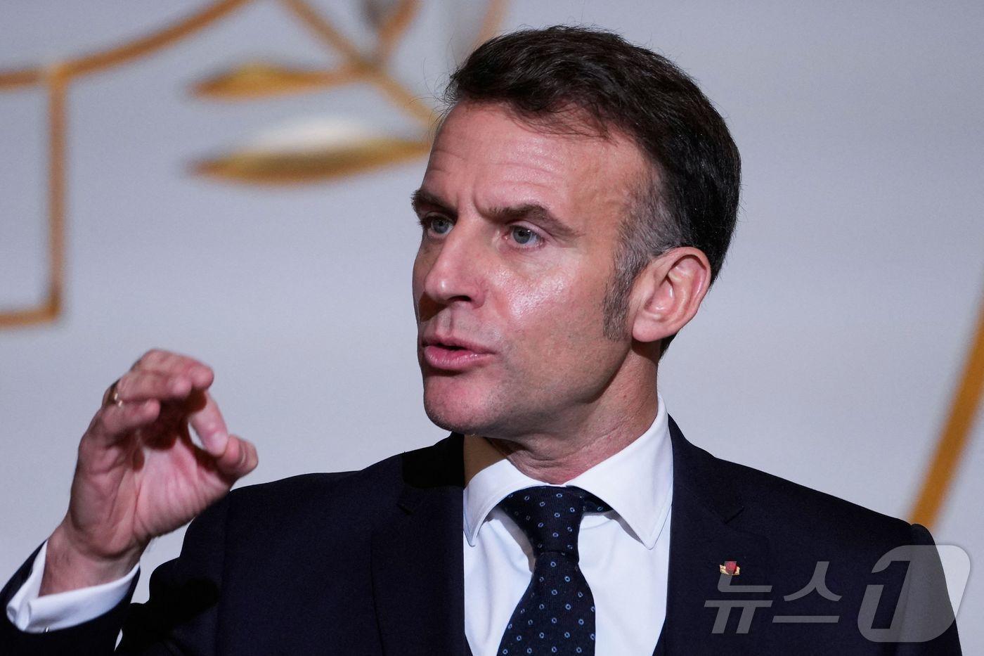 에마뉘엘 마크롱 프랑스 대통령이 8일(현지시간) 파리 엘리제궁에서 해외 주재 프랑스 대사들에게 연설을 하고 있다. 2026.1.8 ⓒ AFP=뉴스1 ⓒ News1 김경민 기자