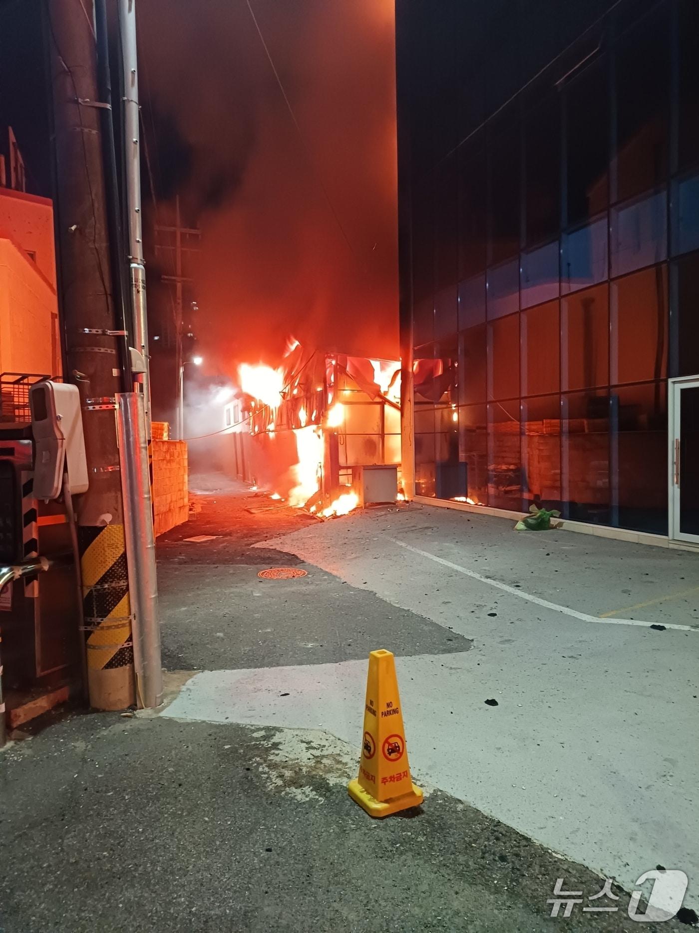 본문 이미지 - 9일 오전 12시 37분쯤 여수시 신월동 빈 건물에서 원인을 알 수 없는 화재가 발생했다. (여수소방서 제공. 재판매 및 DB금지)