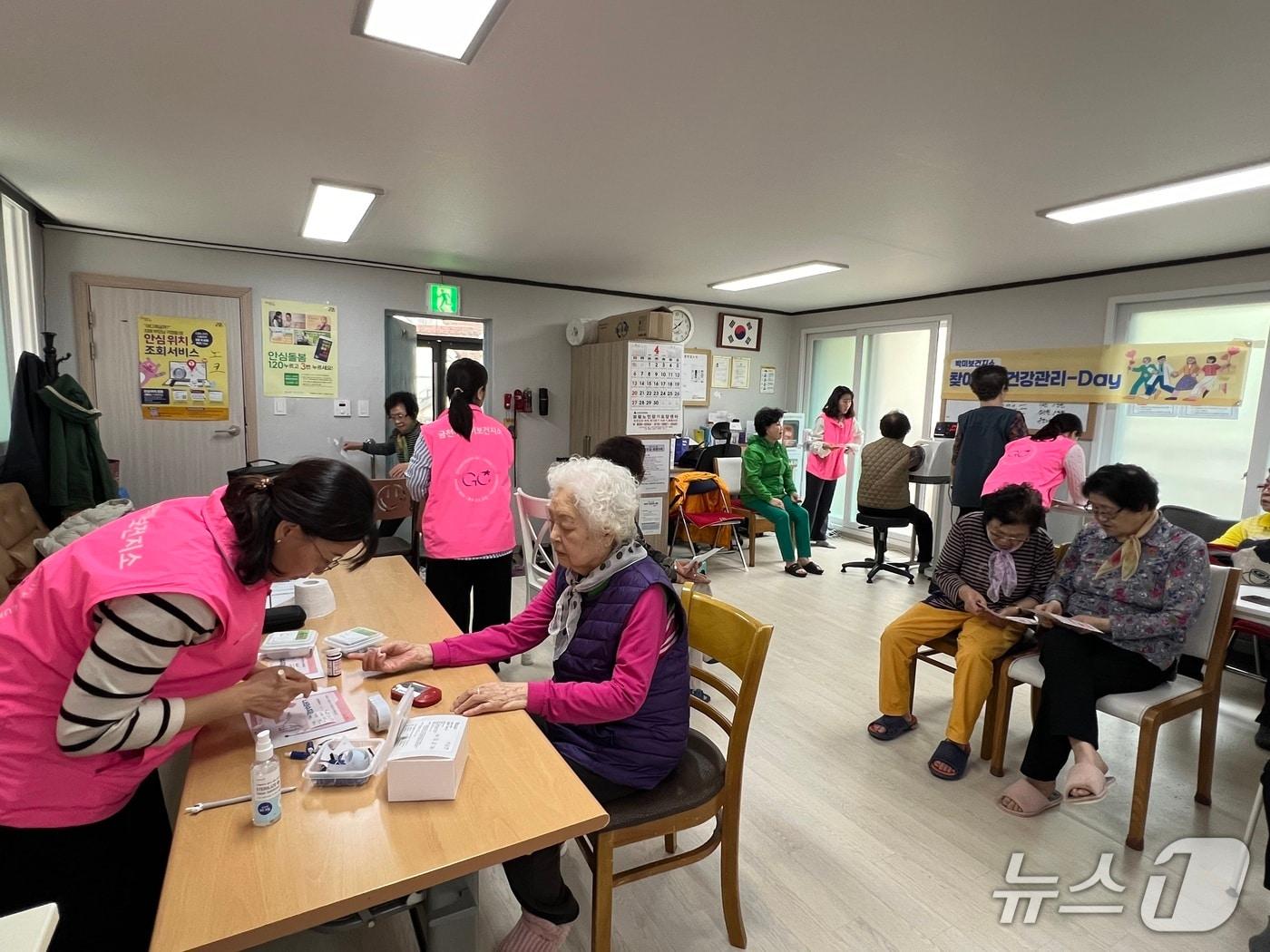 본문 이미지 - 스마트경로당인 '산장경로당' 건강DAY 모습.(금천구 제공)