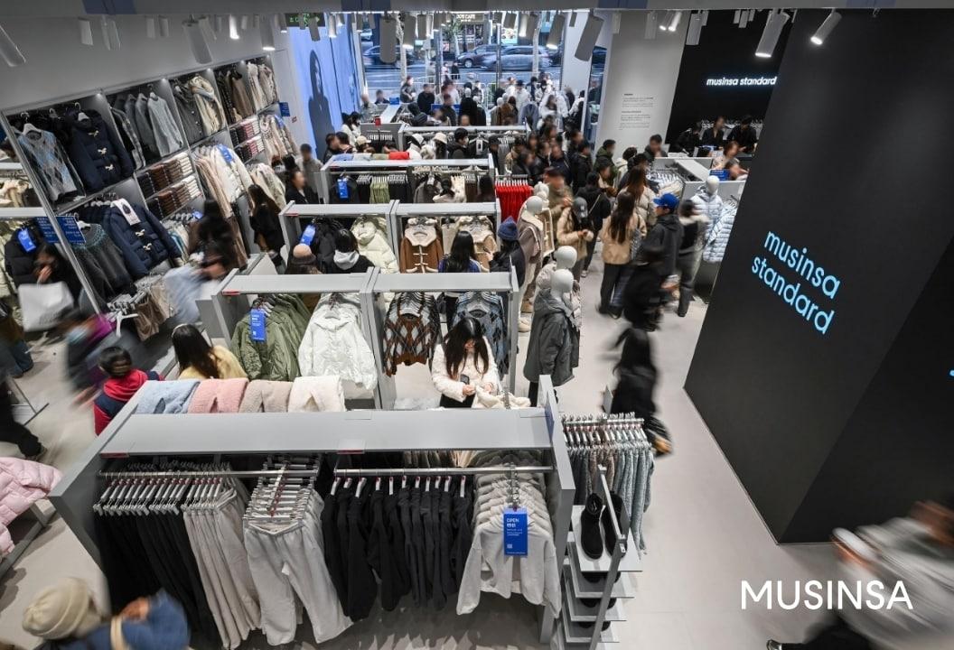 본문 이미지 - 무신사 스탠다드 상하이 화이하이 백성점 내부 모습(무신사 제공)