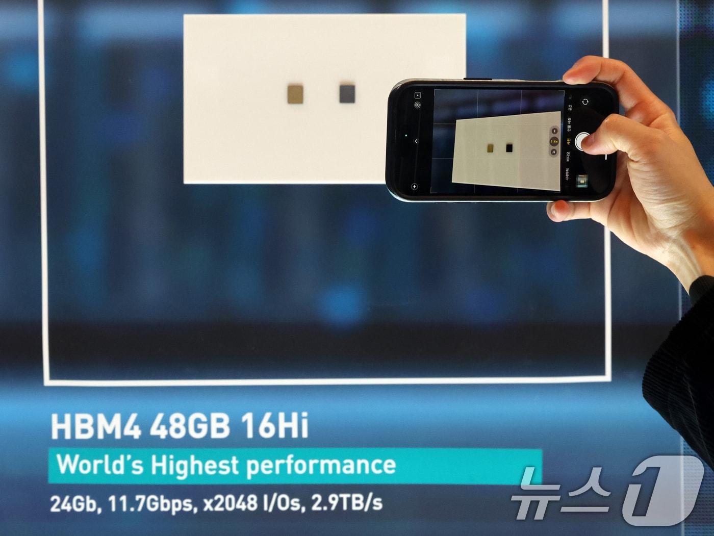 본문 이미지 - 세계 최대 IT(정보기술)·가전 전시회 'CES 2026' 개막 사흘차인 8일(현지시간) 미국 네바다주 라스베이거스 베네치안호텔에 마련된 SK하이닉스 전시관에서 '프레스투어' 참석자가 'HBM4 48G 16Hi'를 촬영하고 있다. 2026.1.9/뉴스1 ⓒ News1 황기선 기자