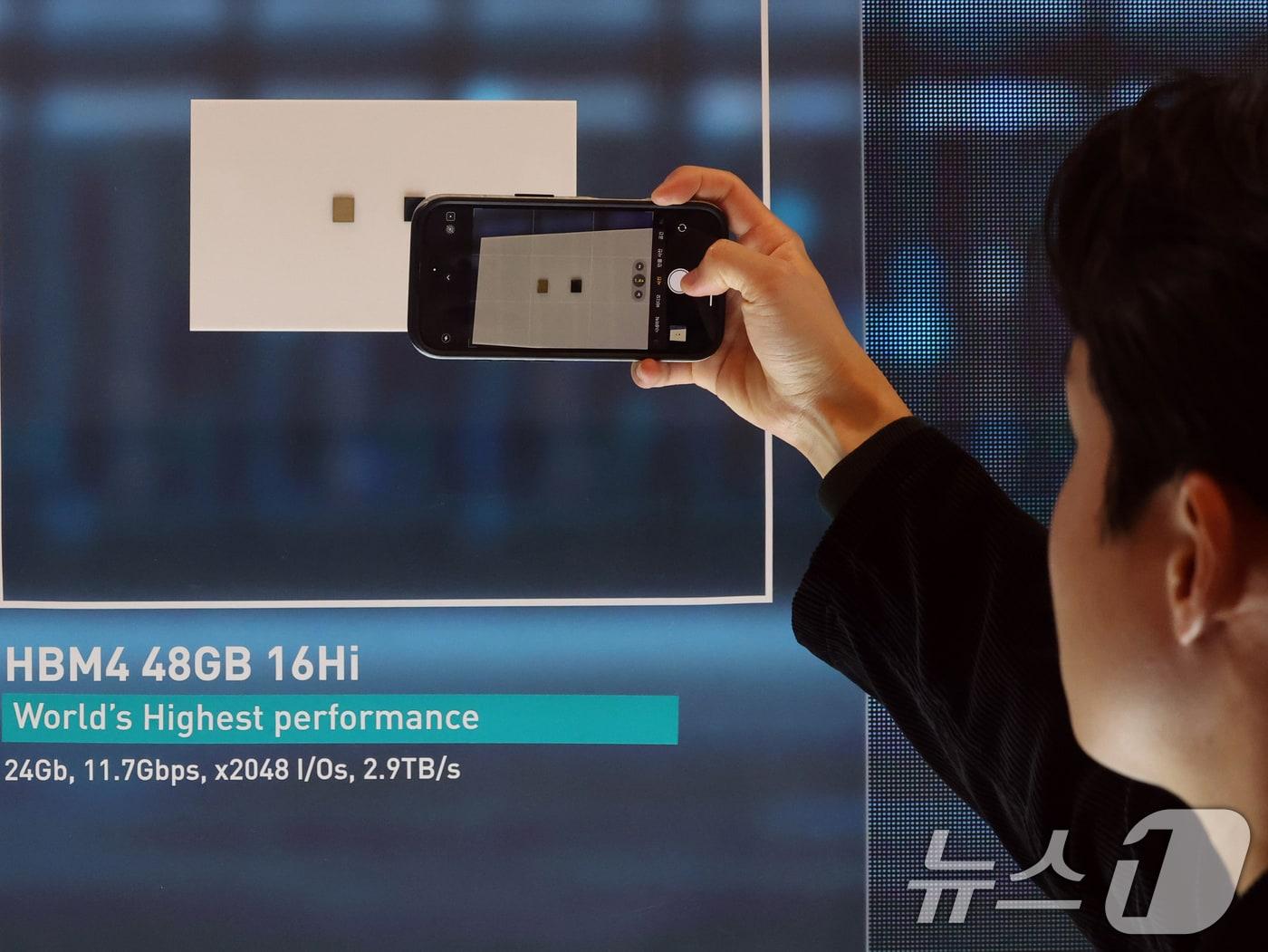 본문 이미지 - 세계 최대 IT(정보기술)·가전 전시회 'CES 2026' 개막 사흘차인 8일(현지시간) 미국 네바다주 라스베이거스 베네치안호텔에 마련된 SK하이닉스 전시관에서 '프레스투어' 참석자가 'HBM4 48G 16Hi'를 촬영하고 있다. 2026.1.9/뉴스1 ⓒ News1 황기선 기자