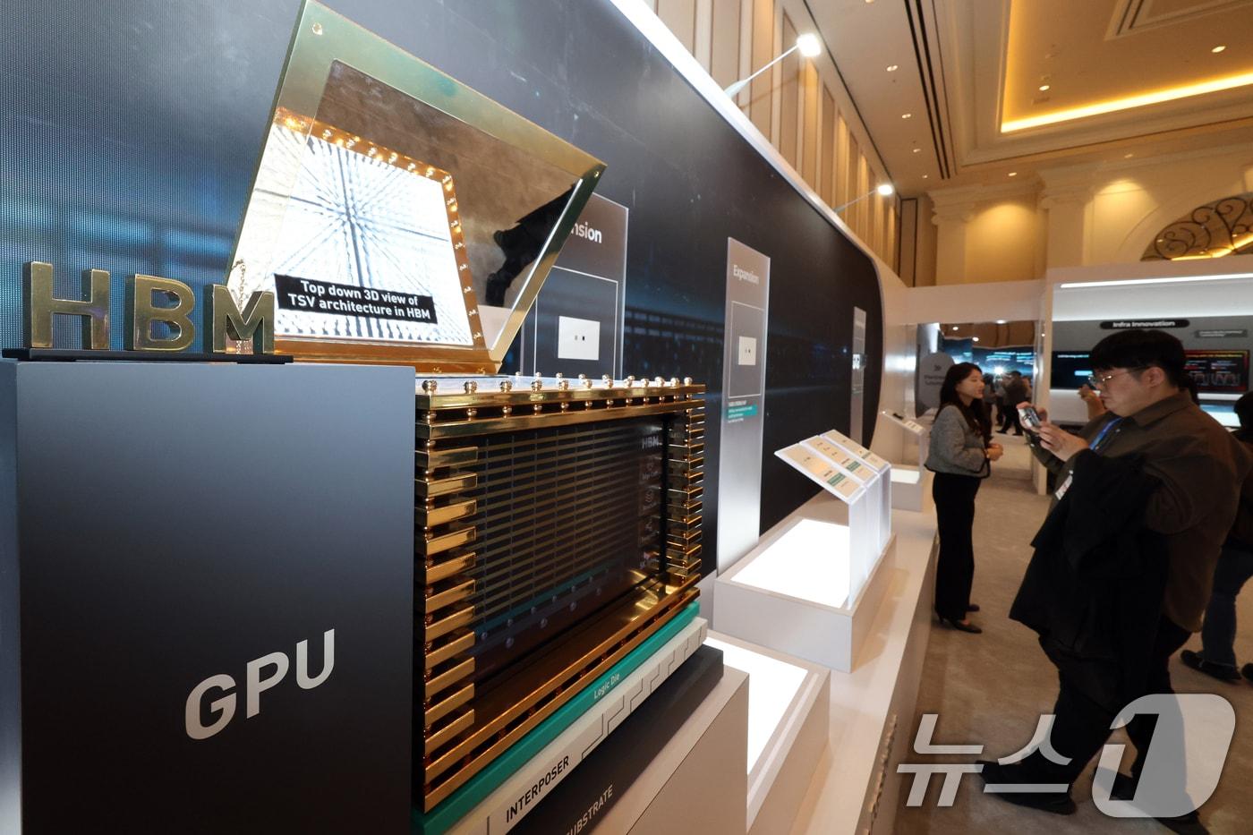 세계 최대 IT(정보기술)·가전 전시회 'CES 2026' 개막 사흘차인 8일(현지시간) 미국 네바다주 라스베이거스 베네치안호텔에 마련된 SK하이닉스 전시관에서 '프레스투어'가 진행되고 있다. 2026.1.9/뉴스1 ⓒ News1 황기선 기자