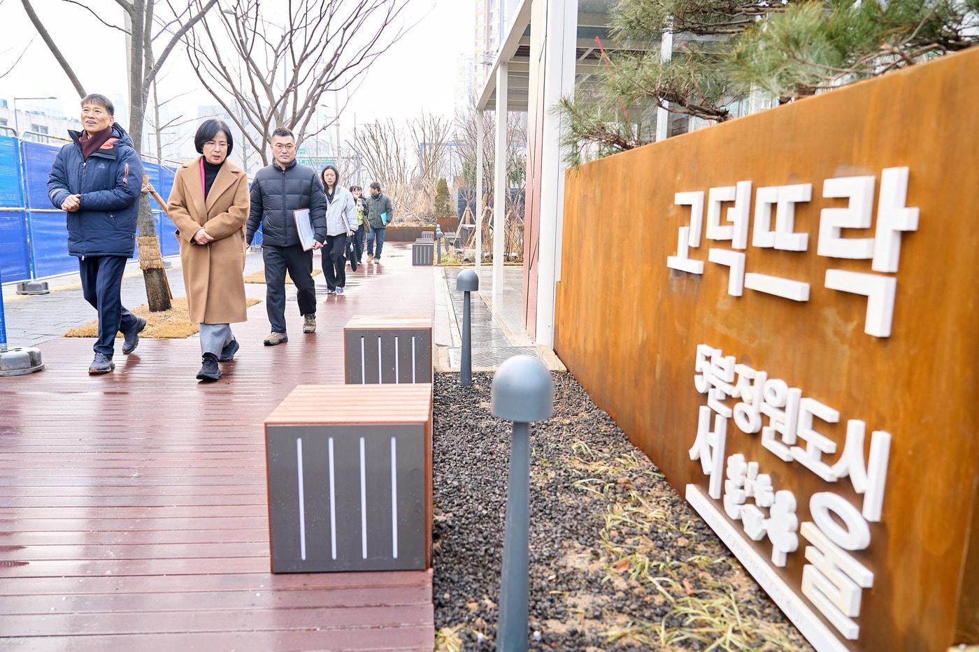 이수희 강동구청장이 동부기술교육원 열린정원 현장을 방문해 점검하고 있다.(강동구 제공)