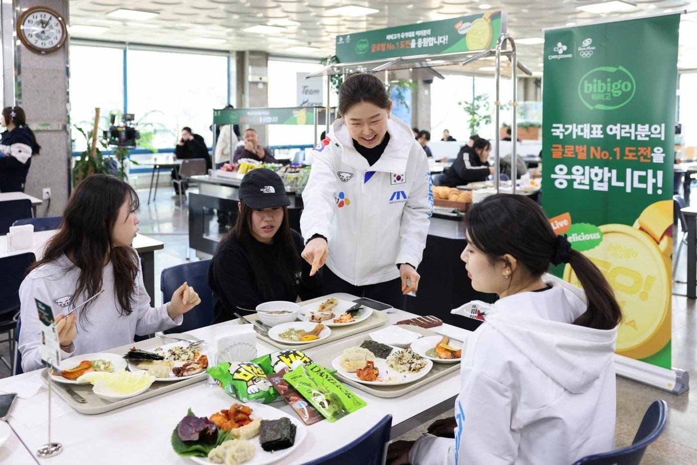 8일 열린 '비비고 데이'에서 국가대표 선수들이 비비고 제품들로 만든 점심 식사를 하고 있는모습.(CJ제일제당 제공)