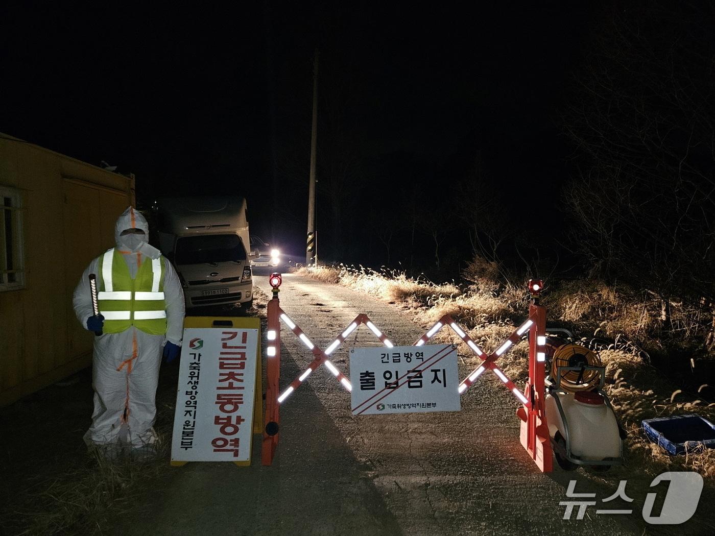 본문 이미지 - 농장방역 모습.(전남도 제공. 재판매 및 DB금지) 2026.1.9/뉴스1