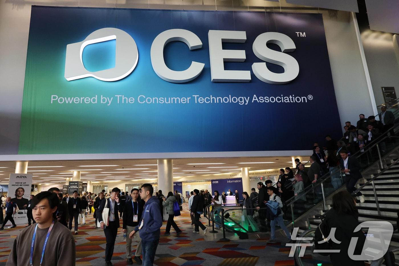 본문 이미지 - 세계 최대 IT(정보기술)·가전 전시회 'CES 2026' 폐막을 하루 앞둔 지난 1월8일(현지시간) 미국 네바다주 라스베이거스 베네치안호텔엑스포 전시장 앞에서 관람객들이 이동하고 있다. 2026.1.9 ⓒ 뉴스1 황기선 기자