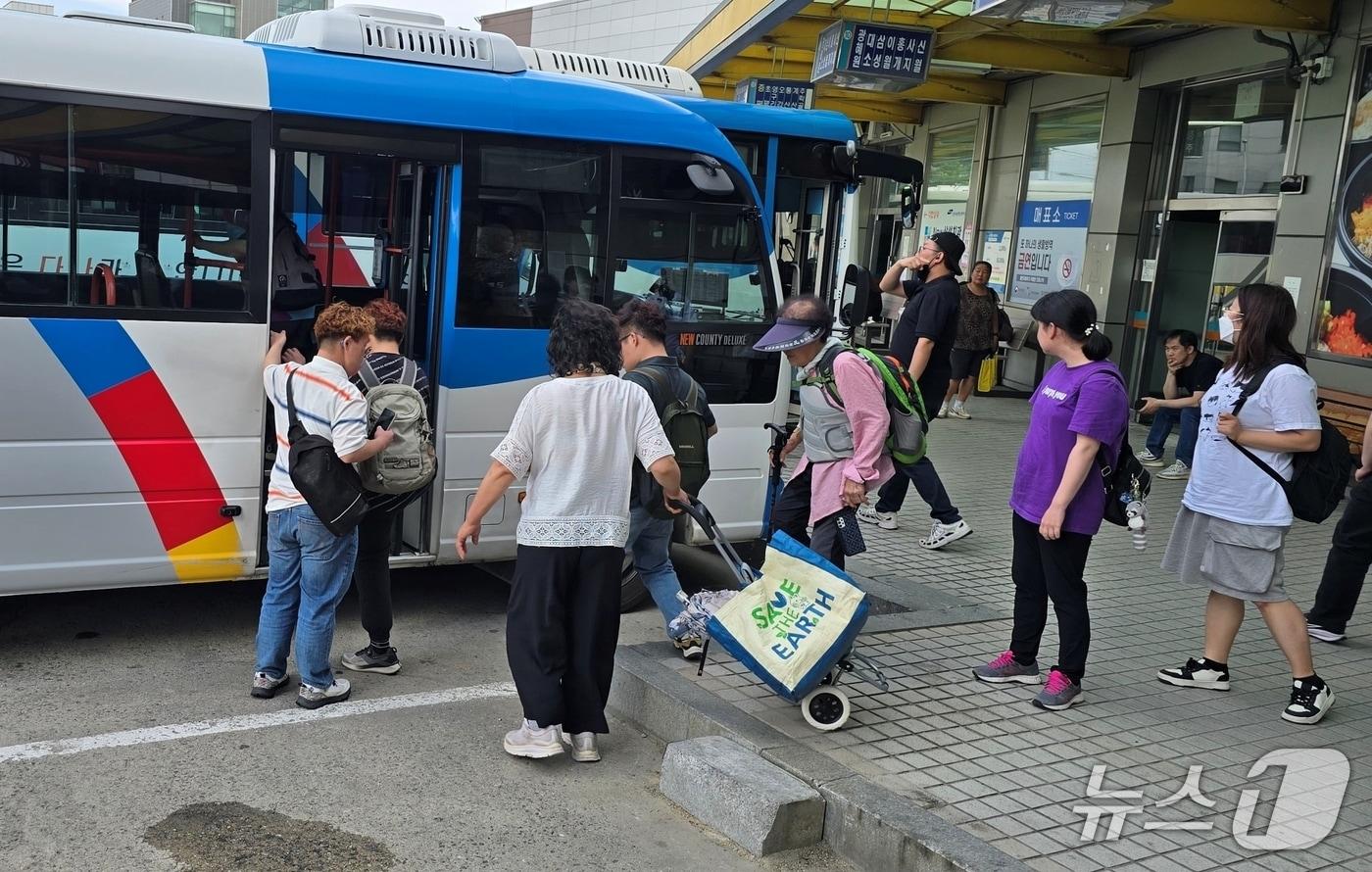 무료 농어촌버스 이용하는 진천군민들.(진천군 제공, 재판매 및 DB금지)/뉴스1