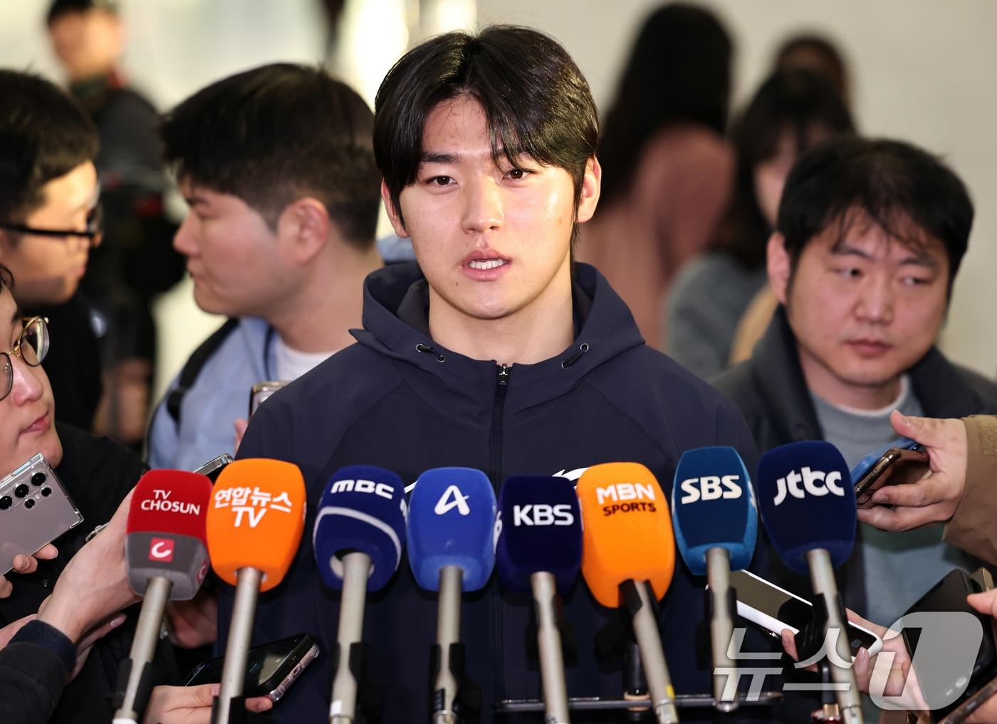 본문 이미지 - 야구 국가대표팀 김도영이 9일 오전 인천국제공항 제1여객터미널에서 월드베이스볼클래식(WBC) 대비 1차 전지훈련을 위해 사이판으로 출국하기 전 취재진의 질문에 답하고 있다. 2026.1.9/뉴스1 ⓒ News1 구윤성 기자