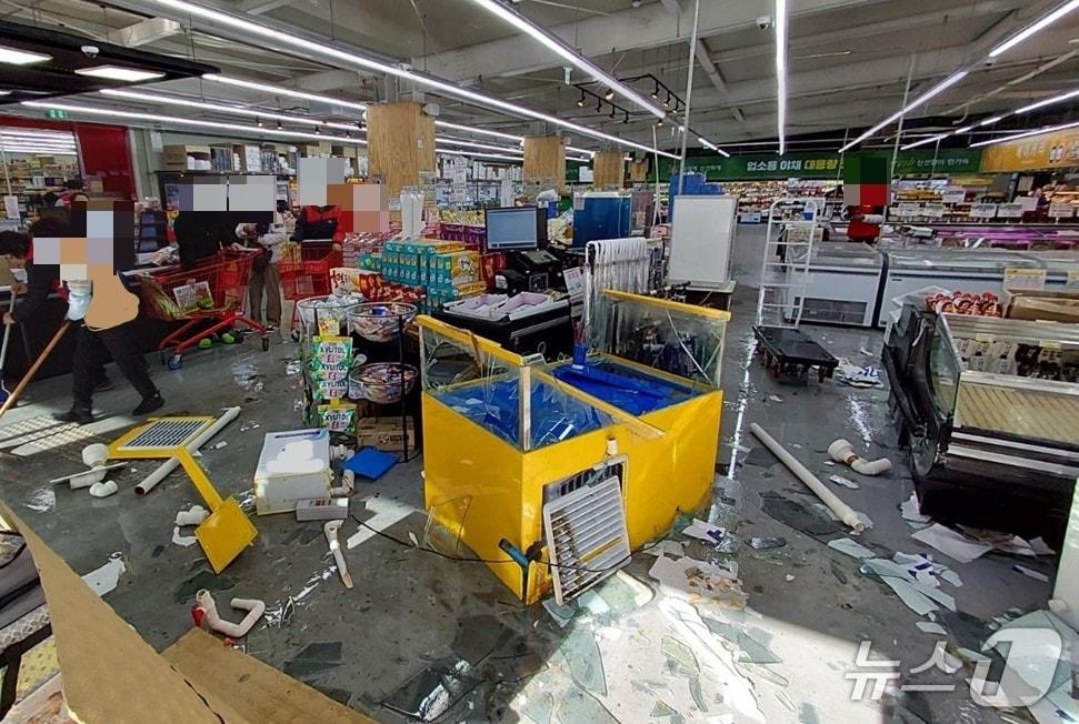 본문 이미지 - 8일 오후 1시쯤 경북 포항시 북구 장성동에서 SUV가 대형마트로 돌진했다.(경북소방본부 제공. 재판매 및 DB 금지)2026.1.9/뉴스1