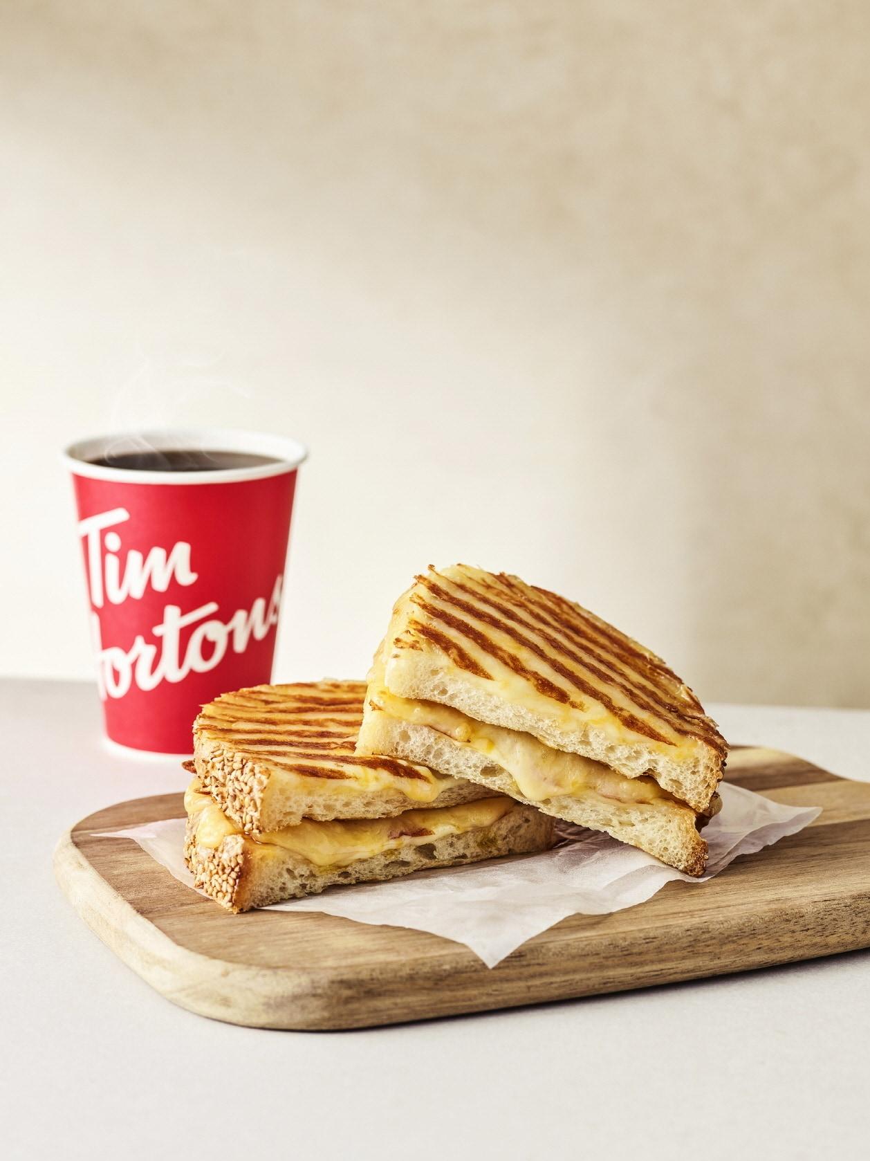 본문 이미지 -  블랙 커피와 달달한 메이플 풍미 가득한 '메이플 햄앤치즈 멜트'.(팀홀튼 제공)