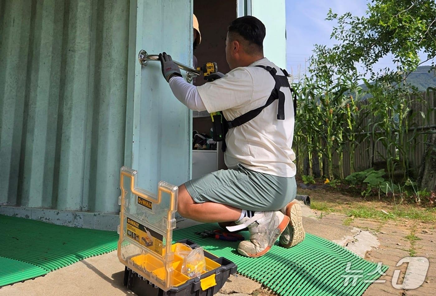 충북 괴산군이 운영하는 '수리수리사업'에 재능기부한 기술인력이 군민 가정의 불편한 점을 개선해주고 있다.(괴산군 제공, 재판매 및 DB금지)/뉴스1