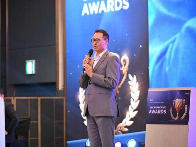본문 이미지 - 지난달 bhc 프랜차이즈 어워드에서 송호섭 대표이사가 인사말을 하고 있다.(다이닝브랜즈그룹 제공)