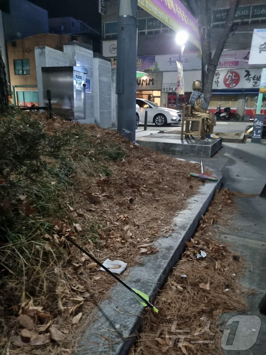 본문 이미지 - 7일 오후 11시 40분쯤 청주시 상당구 청소년광장 소녀상 인근 화단에 화살이 꽂혀있다.2026.1.7.(독자제공. 재판매 및 DB금지)/뉴스1