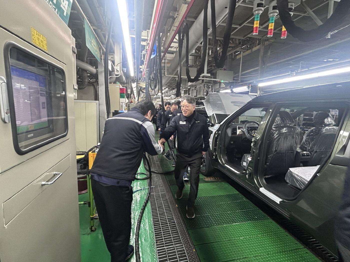 본문 이미지 - 곽재선 회장이 지난 6일 KGM 평택공장 조립라인을 찾아 현장 직원들을 격려하고 있다. (KG그룹 제공)