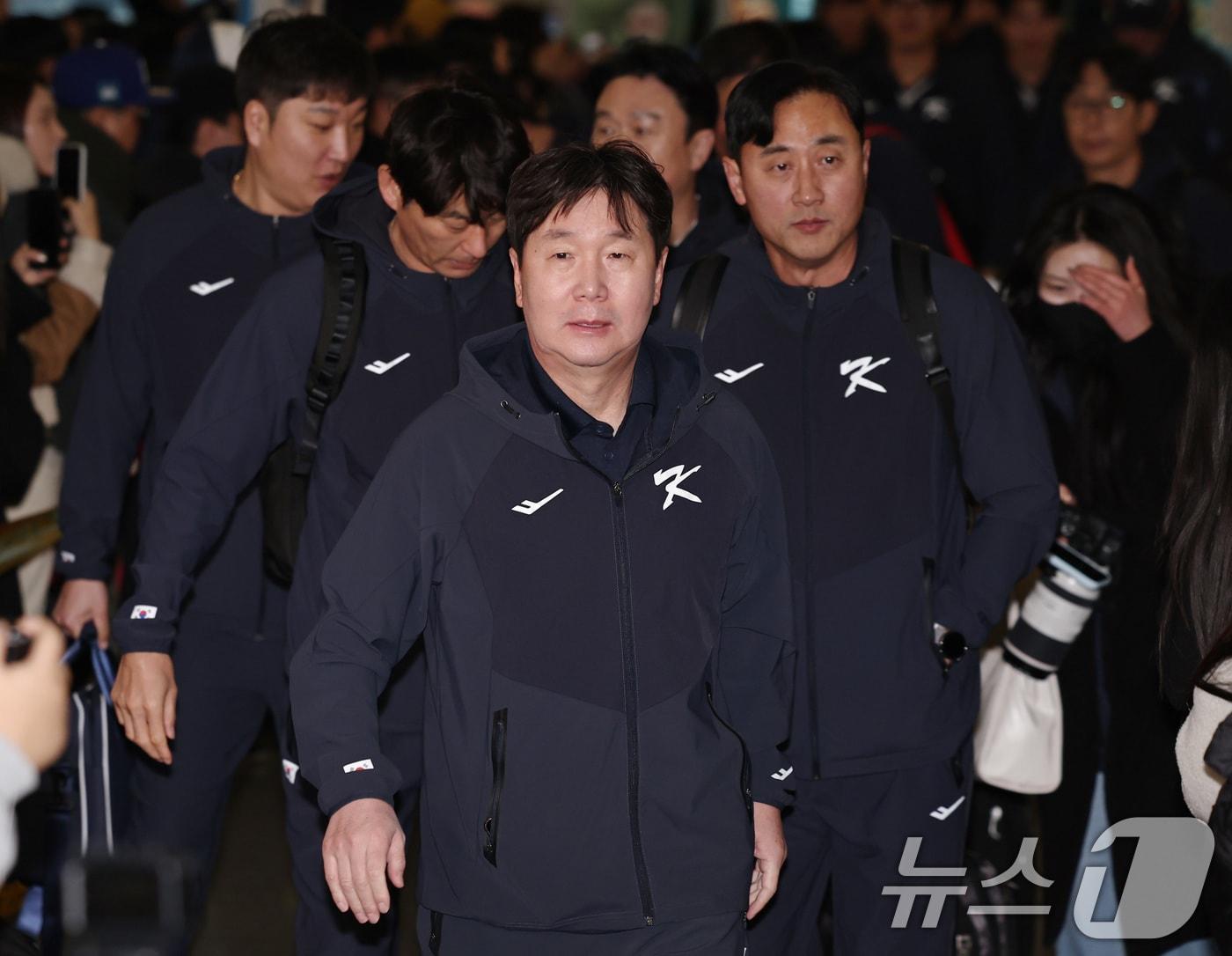 본문 이미지 - 류지현 야구 국가대표팀 감독이 9일 오전 인천국제공항 제1여객터미널에서 월드베이스볼클래식(WBC) 대비 1차 전지훈련을 위해 사이판으로 출국하고 있다. 2026.1.9/뉴스1 ⓒ News1 구윤성 기자