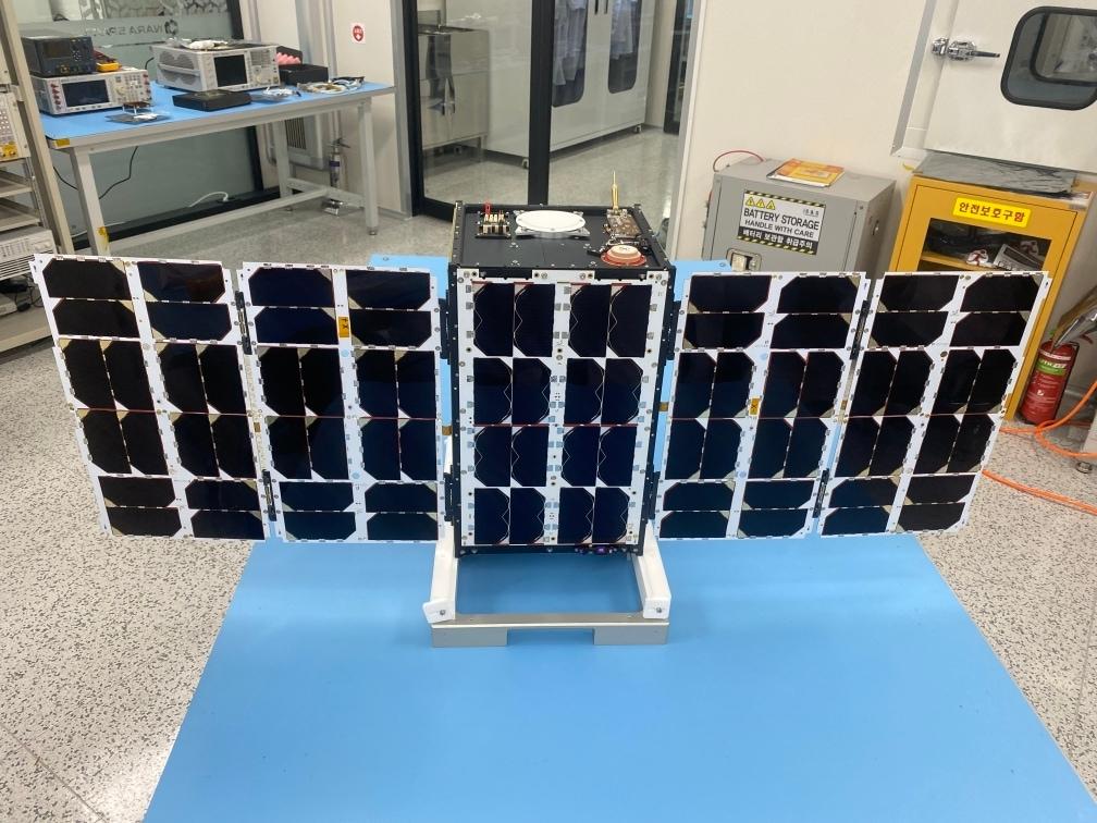 본문 이미지 - 한국항공우주연구원이 개발한 우주검증위성 1호. 2025년 11월 누리호 4차 발사 부탑재 위성으로 실려 우주로 발사됐다.(항우연 제공)