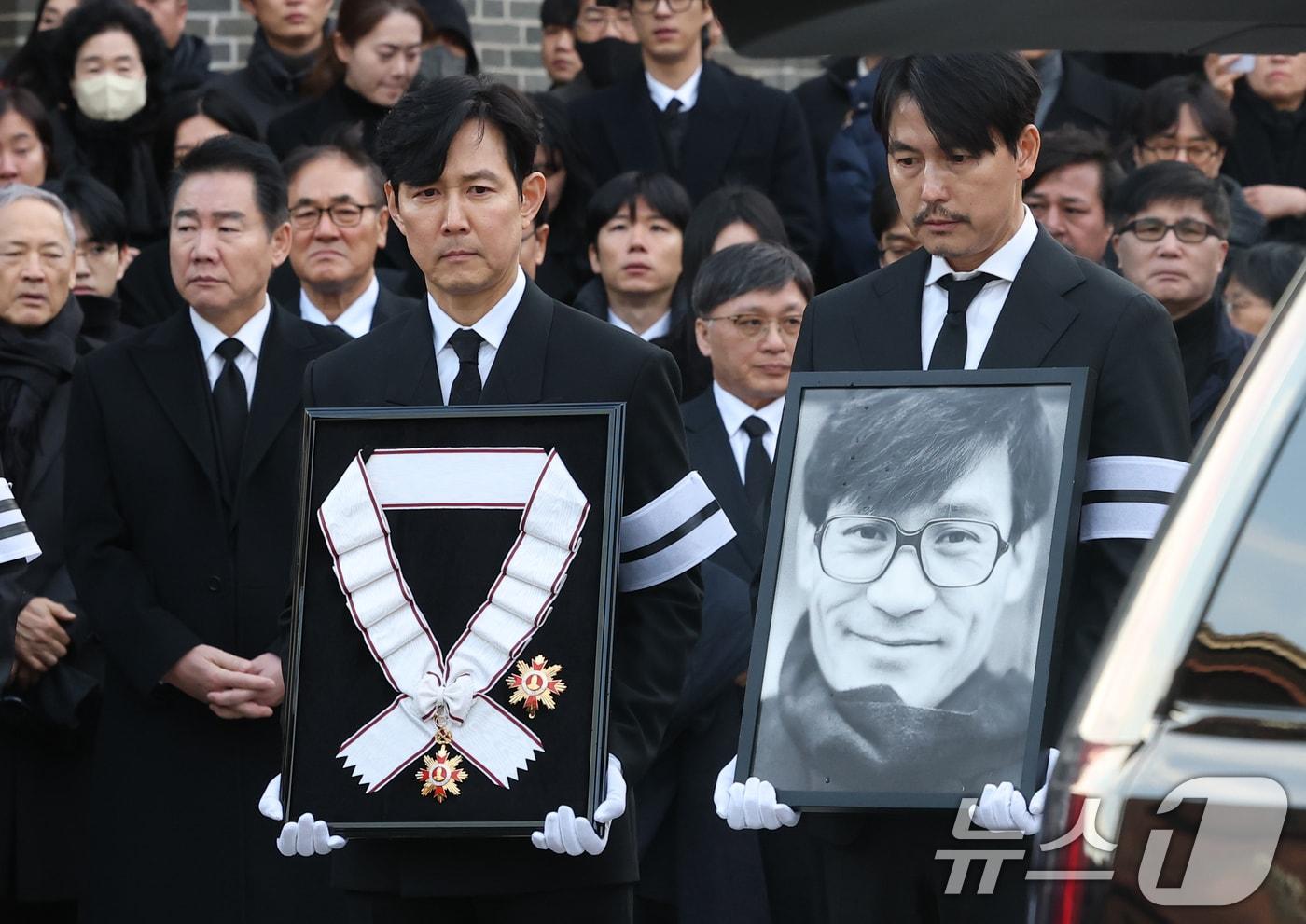 9일 오전 서울 중구 명동성당에서 고 안성기의 발인식이 엄수되고 있다. 정우성은 고인의 영정을, 이정재는 금관문화훈장을 들고 있다. 2026.1.9/뉴스1 ⓒ News1 권현진 기자