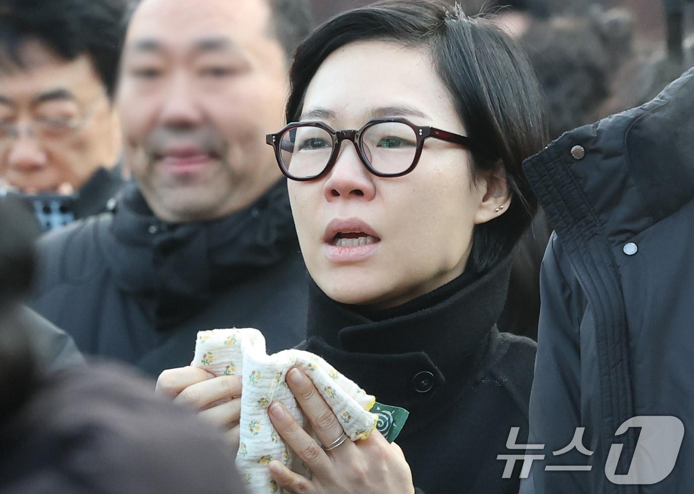 배우 한예리가 9일 오전 서울 중구 명동성당에서 고 안성기의 발인식에서 눈시울을 붉히고 있다. 2026.1.9/뉴스1 ⓒ News1 권현진 기자