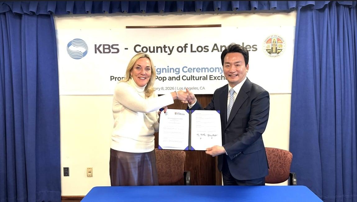 본문 이미지 - 캐서린 바거 LA카운티 감독위원회(왼쪽), 박장범 KBS 사장 / 사진제공=KBS
