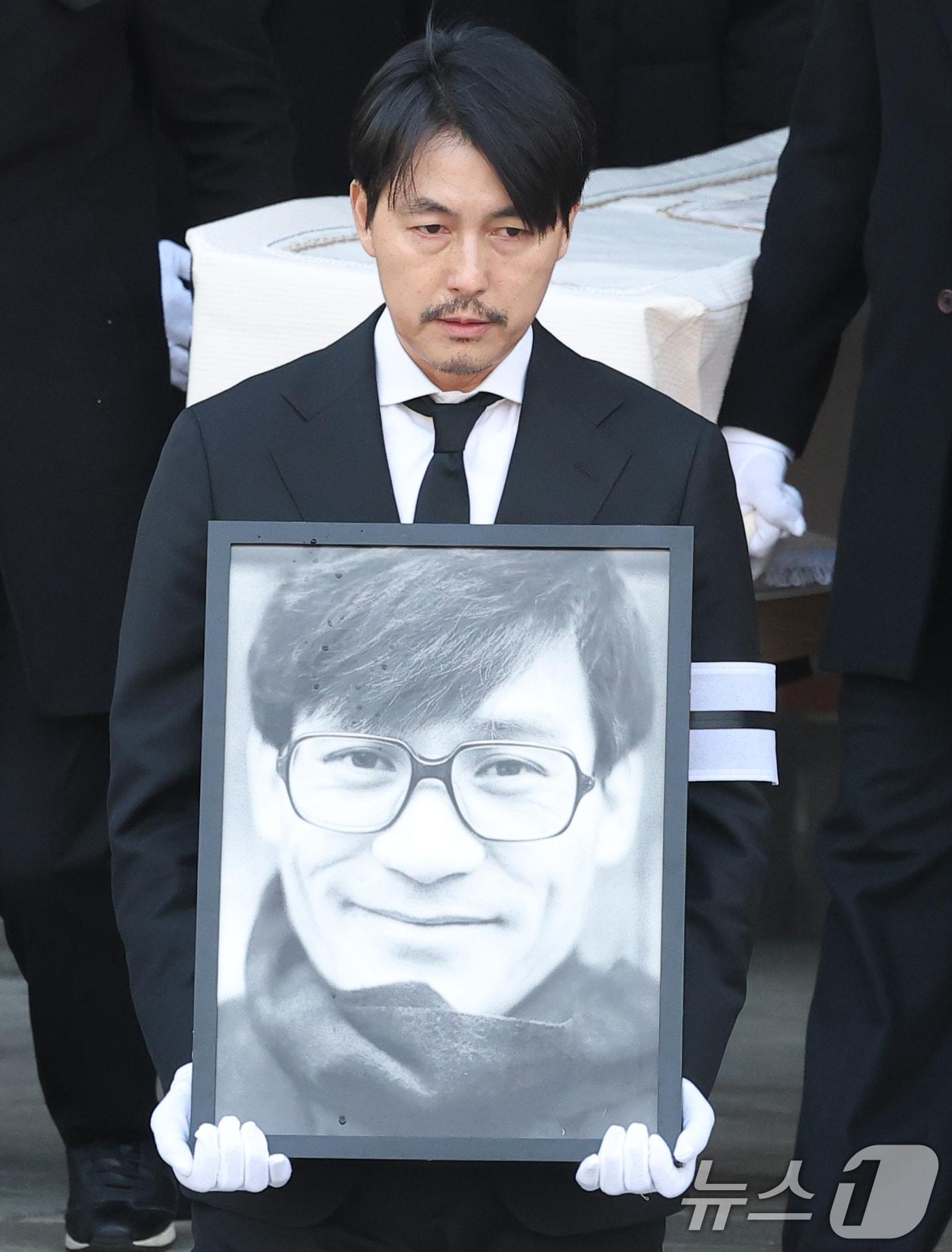 본문 이미지 - 배우 정우성이 9일 오전 서울 중구 명동성당에서 고 안성기의 장례 미사를 마친 뒤 영결식장으로 향하고 있다. 2026.1.9/뉴스1 ⓒ News1 권현진 기자