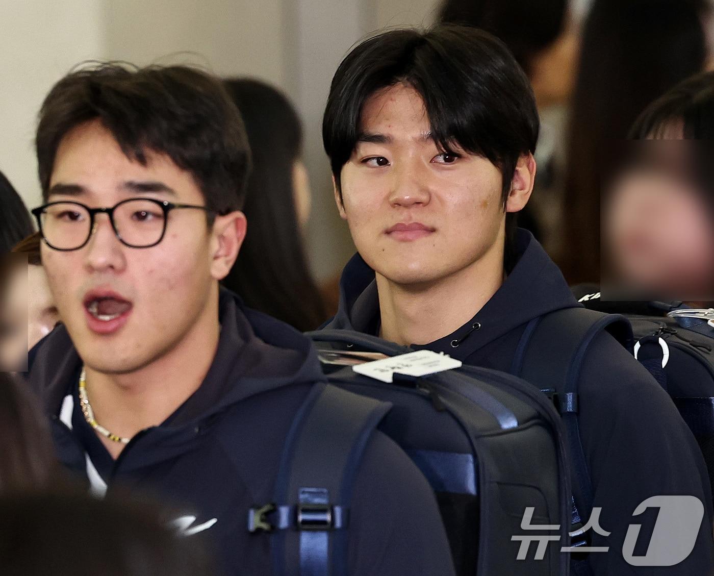 본문 이미지 - 야구 국가대표팀 김도영, 안현민이 9일 오전 인천국제공항 제1여객터미널에서 월드베이스볼클래식(WBC) 대비 1차 전지훈련을 위해 사이판으로 출국하고 있다. 2026.1.9 ⓒ 뉴스1 구윤성 기자
