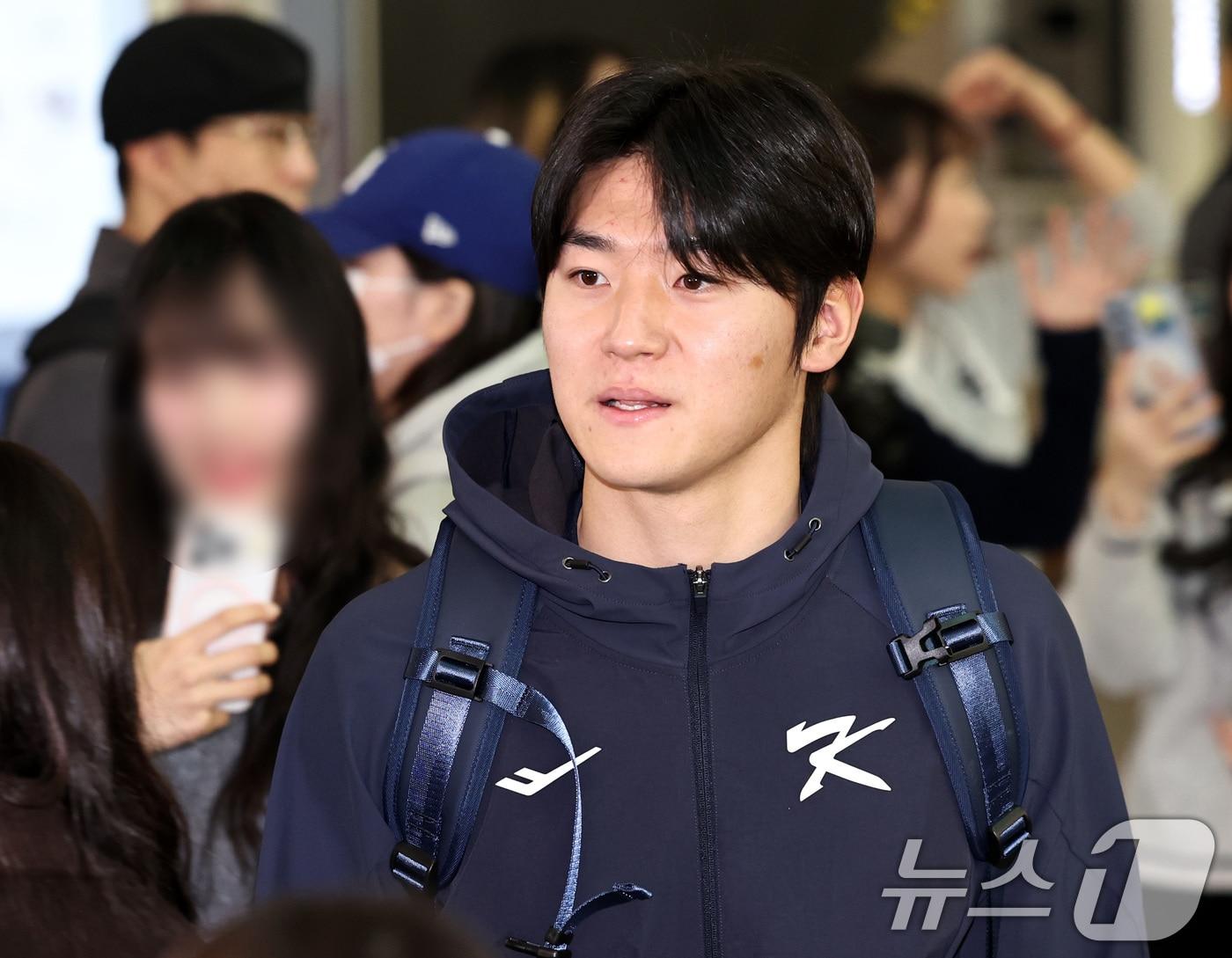본문 이미지 - 야구 국가대표팀 김도영이 9일 오전 인천국제공항 제1여객터미널에서 월드베이스볼클래식(WBC) 대비 1차 전지훈련을 위해 사이판으로 출국하고 있다. 2026.1.9 ⓒ 뉴스1 구윤성 기자