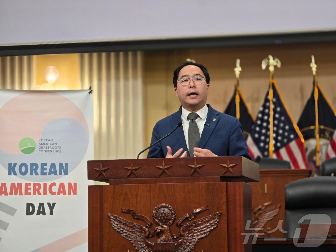 본문 이미지 - 앤디 김(뉴저지·민주) 미국 상원의원이 워싱턴DC 연방의회 캐넌 코커스룸에서 열린 '코리안 아메리칸 데이'(Korean American Day) 기념 행사에서 연설하고 있다. 2026.01.08. ⓒ News1 류정민 특파원