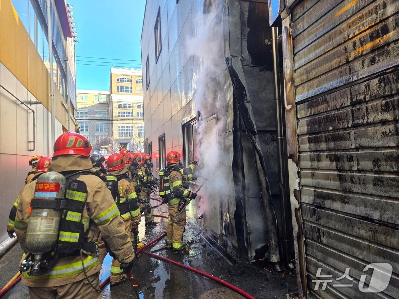 본문 이미지 - 9일 오전 8시 44분께 울산 북구 진장동의 원목 인테리어 가구 전문업체에서 불이 났다.(울산소방 제공. 재판매 및 DB금지)/뉴스1
