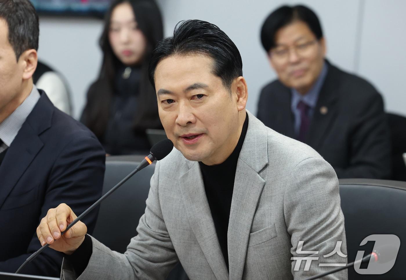 장동혁 국민의힘 대표가 9일 경기 용인시 원삼면 SK하이닉스 용인 공사 현장에서 열린 간담회에서 모두발언을 하고 있다. 2026.1.9/뉴스1 ⓒ News1 김영운 기자