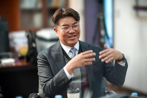 본문 이미지 - 유현승 시지바이오 대표가 서울대학교 공과대학이 선정한 '관악이 배출한 서울공대 혁신 동문 50인'에 선정됐다. (대웅 제공) 