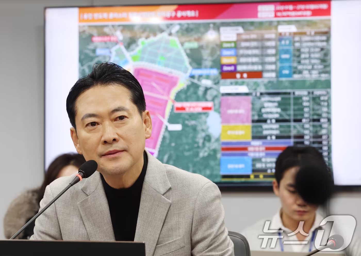 장동혁 국민의힘 대표가 지난 9일 경기 용인시 원삼면 SK하이닉스 용인 공사 현장에서 열린 간담회에서 모두발언을 하고 있다. 2026.1.9/뉴스1 ⓒ News1 김영운 기자