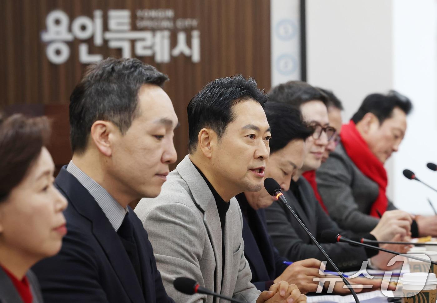 장동혁 국민의힘 대표가 9일 경기 용인시 원삼면 SK하이닉스 용인 공사 현장에서 열린 간담회에서 모두발언을 하고 있다. 2026.1.9/뉴스1 ⓒ News1 김영운 기자